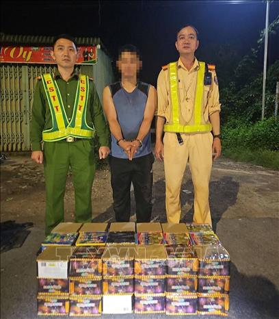 Tại hiện trường, các lực lượng chức năng phát hiện phía sau mô tô chở 6 thùng bọc ni lông màu đen bên trong chứa 54 hộp pháo hoa nổ loại 49 ống, với tổng trọng lượng khoảng 102kg. Ảnh: TTXVN phát