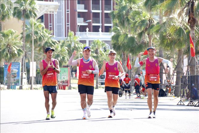 Các vận động viên thi đấu trên cung đường uốn lượn tuyệt đẹp ven biển tại khu vực NovaWorld Phan Thiết. Ảnh: Nguyễn Thanh - TTXVN