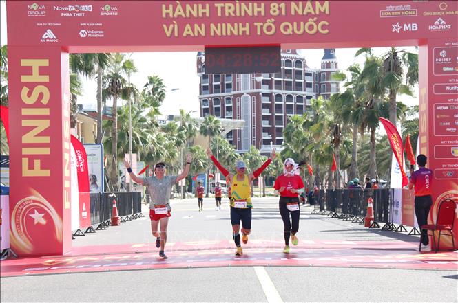 Các vận động viên về đích tại Giải chạy Hành trình 81 năm - Vì An ninh Tổ quốc. Ảnh: Nguyễn Thanh - TTXVN