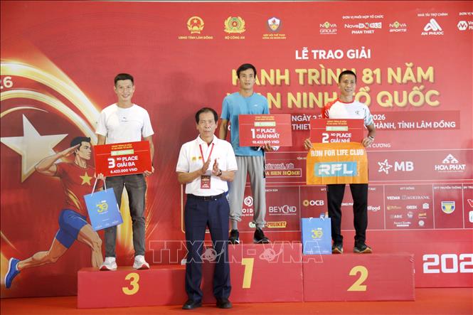 Trao giải nội dung nam cự ly 42 km tại Giải chạy Hành trình 81 năm - Vì An ninh Tổ quốc. Ảnh: Nguyễn Thanh - TTXVN