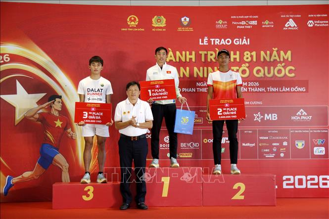 Trao giải nội dung nam cự ly 5 km tại Giải chạy Hành trình 81 năm - Vì An ninh Tổ quốc. Ảnh: Nguyễn Thanh - TTXVN