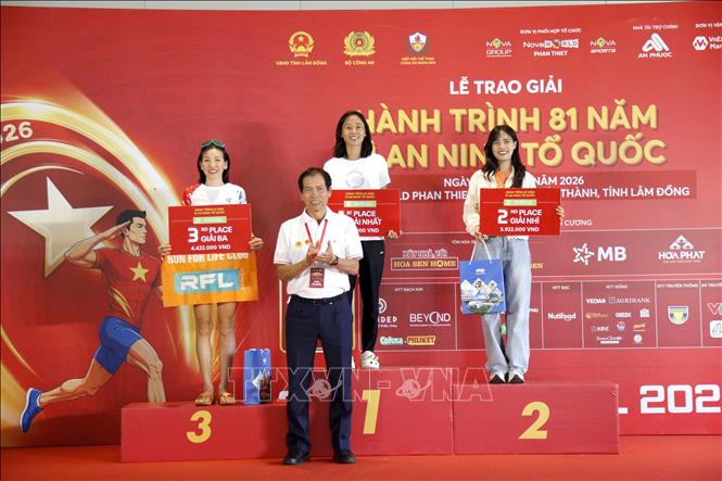Trao giải nội dung nữ cự ly 21 km tại Giải chạy Hành trình 81 năm - Vì An ninh Tổ quốc. Ảnh: Nguyễn Thanh - TTXVN