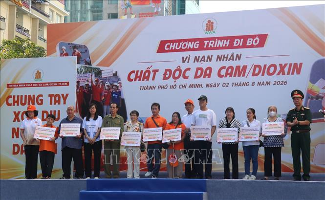 Đại biểu tặng quà cho các gia đình nạn nhân chất độc da cam/dioxin. Ảnh: Thanh Vũ - TTXVNtại chương trình. Ảnh: Thanh Vũ – TTXVN