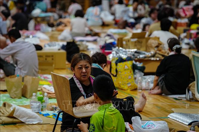 Người dân bị ảnh hưởng bởi động đất ở tạm nơi sơ tán tại Uki, tỉnh Kumamoto, Nhật Bản. Ảnh: THX/TTXVN phát