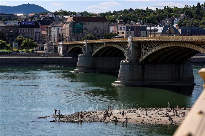 Mực nước sông Danube tại Budapest, Hungary giảm xuống mức thấp kỷ lục, ngày 28/7/2026. Ảnh: THX/TTXVN phát