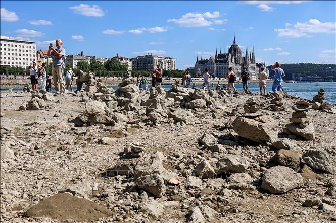 Mực nước sông Danube tại Budapest, Hungary giảm xuống mức thấp kỷ lục, ngày 28/7/2026. Ảnh: THX/TTXVN phát