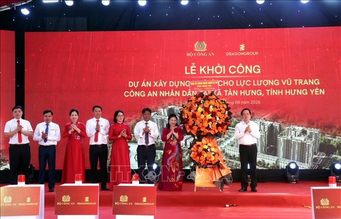 Lãnh đạo Tỉnh ủy, Hội đồng nhân dân, Ủy ban nhân dân tỉnh Hưng Yên tặng hoa, chúc mừng chủ đầu tư dự án. Ảnh: Mạnh Khánh - TTXVN