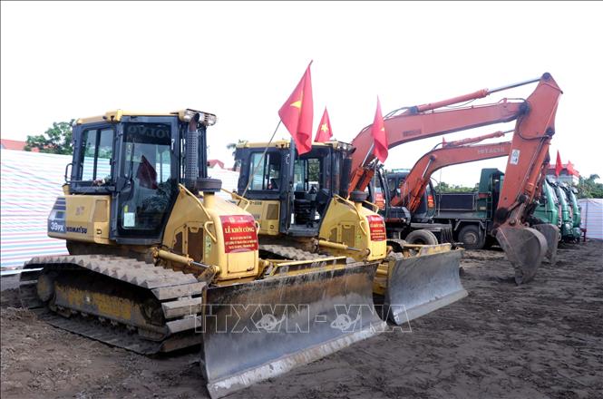Phương tiện cơ giới thực hiện khởi công dự án. Ảnh: Mạnh Khánh - TTXVN