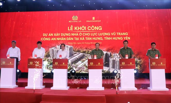 Các đại biểu thực hiện nghi thức khởi công dự án. Ảnh: Mạnh Khánh - TTXVN