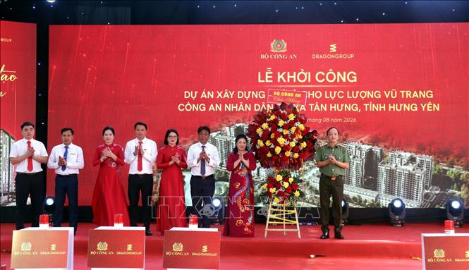 Thượng tướng Đặng Hồng Đức, Thứ trưởng Bộ Công an tặng hoa chúc mừng chủ đầu tư dự án. Ảnh: Mạnh Khánh - TTXVN