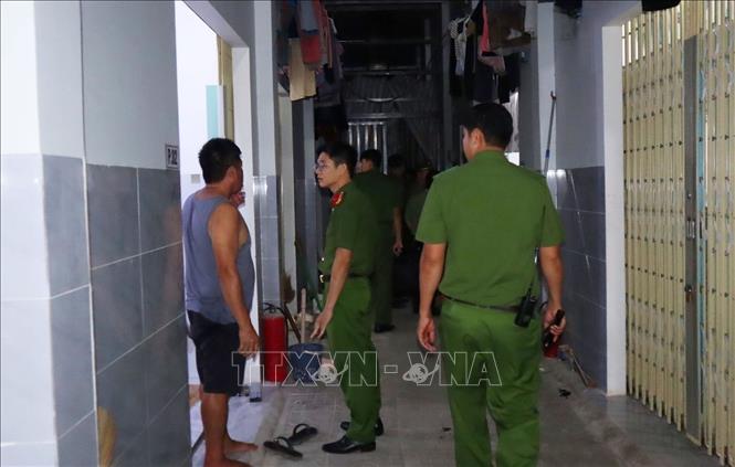 Lực lượng công an phường Bình Phước kiểm tra hành chính tại các nhà trọ. Ảnh: Nhật Bình – TTXVN