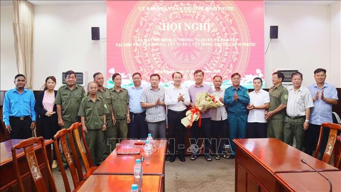 UBND phường Bình Phước ra mắt Mô hình tự phòng, tự quản về an ninh trật tự các khu phố Tân Đồng, Tân Xuân 1, Tân Xuân 2. Ảnh: Nhật Bình – TTXVN