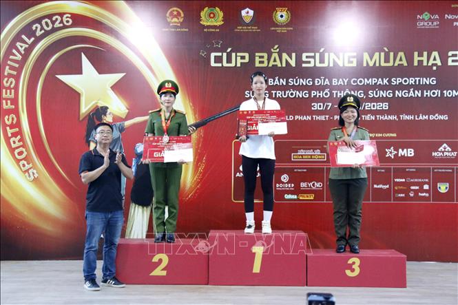 Ban tổ chức trao huy chương cho các cá nhân xuất sắc ở nội dung Newbie - Nữ. Ảnh: Hồng Hiếu - TTXVN