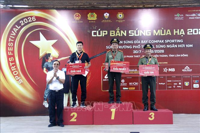 Ban tổ chức trao giải ở nội dung Newbie - Đồng đội. Ảnh: Hồng Hiếu - TTXVN