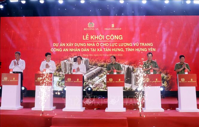 Các đại biểu thực hiện nghi thức khởi công dự án. Ảnh: Mạnh Khánh - TTXVN