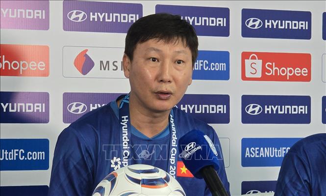 Huấn luyện viên trưởng đội tuyển Việt Nam Kim Sang Sik tại buổi họp báo chiều 2/8. Ảnh: Lê Minh Hưởng - Pv TTXVN tại Indonesia