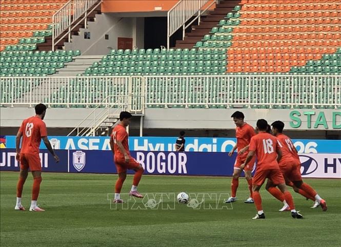 Đội tuyển Việt Nam tập luyện sẵn sàng cho cuộc đối đầu với Indonesia trên sân Pakansari tối 3/8. Ảnh: Lê Minh Hưởng - Pv TTXVN tại Indonesia