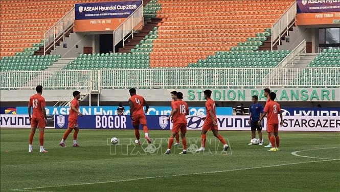 Đội tuyển Việt Nam tập luyện sẵn sàng cho cuộc đối đầu với Indonesia trên sân Pakansari tối 3/8. Ảnh: Lê Minh Hưởng - Pv TTXVN tại Indonesia