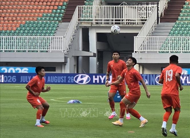 Đội tuyển Việt Nam tập luyện sẵn sàng cho cuộc đối đầu với Indonesia trên sân Pakansari tối 3/8. Ảnh: Lê Minh Hưởng - Pv TTXVN tại Indonesia