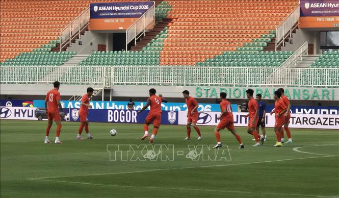 Đội tuyển Việt Nam tập luyện sẵn sàng cho cuộc đối đầu với Indonesia trên sân Pakansari tối 3/8. Ảnh: Lê Minh Hưởng - Pv TTXVN tại Indonesia