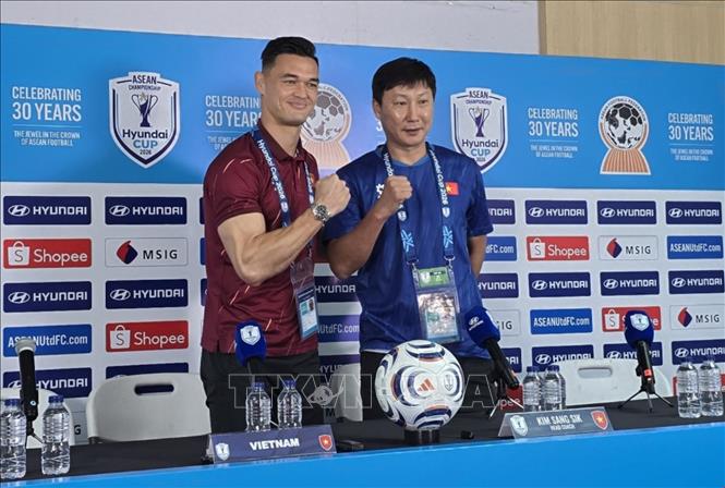 Huấn luyện viên trưởng đội tuyển Việt Nam Kim Sang Sik và thủ môn Patrik Le Giang quyết tâm giành chiến thắng. Ảnh: Lê Minh Hưởng - Pv TTXVN tại Indonesia