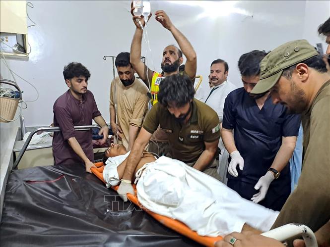 Điều trị cho người bị thương trong vụ đánh bom liều chết tại huyện Swat, tỉnh Khyber Pakhtunkhwa, Pakistan ngày 2/8/2026. Ảnh: THX/TTXVN phát