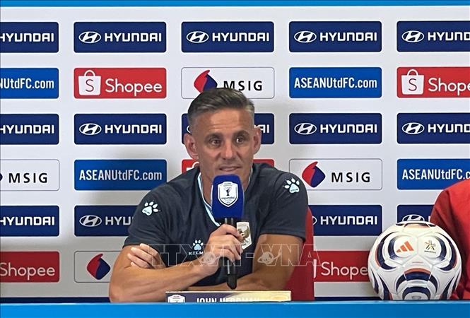 Huấn luyện viên trưởng đội tuyển Indonesia John Herdman tại buổi họp báo trước trận đấu với Việt Nam. Ảnh: Lê Minh Hưởng - PV TTXVN tại Indonesia