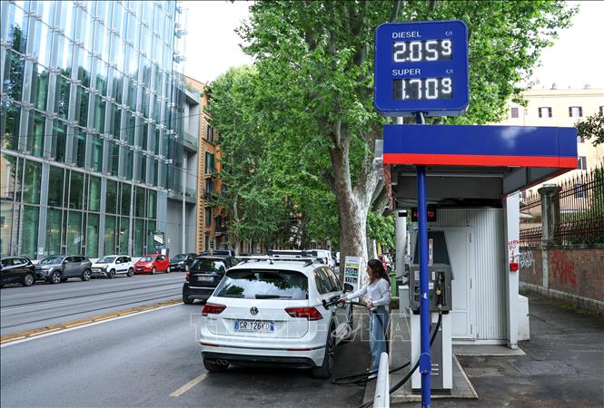 Người dân mua xăng tại trạm xăng ở Rome, Italy. Ảnh: THX/TTXVN phát