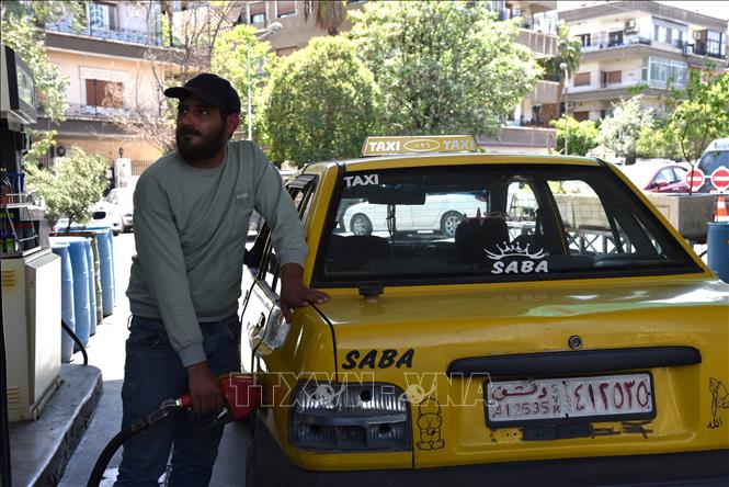 Người dân mua xăng tại trạm xăng ở Damascus, Syria. Ảnh: THX/TTXVN phát