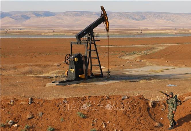 Tháp khoan dầu tại Qamishli, tỉnh Hasakah, Syria. Ảnh: THX/TTXVN phát