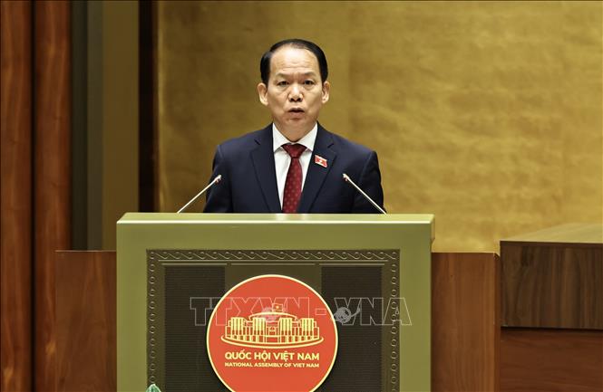 Bộ trưởng Bộ Tư pháp Hoàng Thanh Tùng trình bày Tờ trình về 03 dự án Luật: Luật Phổ biến, giáo dục pháp luật; Luật sửa đổi, bổ sung một số điều của Luật Trách nhiệm bồi thường của Nhà nước; Luật Hòa giải ở cơ sở (sửa đổi). Ảnh: Minh Đức - TTXVN