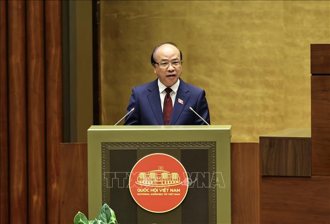 Chủ nhiệm Ủy ban Pháp luật và Tư pháp của Quốc hội Phan Chí Hiếu trình bày Báo cáo thẩm tra về 03 dự án Luật: Luật Phổ biến, giáo dục pháp luật; Luật sửa đổi, bổ sung một số điều của Luật Trách nhiệm bồi thường của Nhà nước; Luật sửa đổi, bổ sung một số điều của Luật Hải quan. Ảnh: Minh Đức - TTXVN