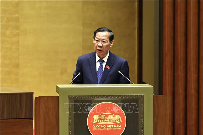 Chủ nhiệm Ủy ban Kinh tế và Tài chính của Quốc hội Phan Văn Mãi trình bày Báo cáo thẩm tra về một số dự án Luật. Ảnh: Minh Đức - TTXVN