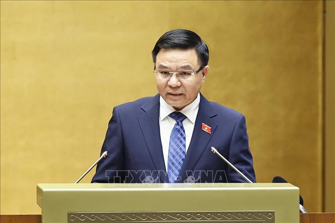 Bộ trưởng Bộ Công Thương Lê Mạnh Hùng, thừa ủy quyền của Thủ tướng Chính phủ trình bày Tờ trình về dự án Luật Dầu khí (sửa đổi). Ảnh: Doãn Tấn - TTXVN