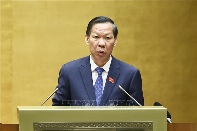Chủ nhiệm Ủy ban Kinh tế và Tài chính của Quốc hội Phan Văn Mãi trình bày báo cáo thẩm tra về 03 dự án: Nghị quyết của Quốc hội về cơ chế, chính sách đặc thù để xử lý vi phạm pháp luật liên quan đến kinh tế nhà nước, kinh tế tư nhân và ứng dụng khoa học, công nghệ, đổi mới sáng tạo, chuyển đổi số; Nghị quyết của Quốc hội quy định cơ chế, chính sách đặc thù để tháo gỡ khó khăn, vướng mắc trong việc thực hiện các dự án, công trình phục vụ Hội nghị cấp cao APEC 2027 tại Đặc khu Phú Quốc, tỉnh An Giang; Luật Dầu khí (sửa đổi) . Ảnh: Doãn Tấn - TTXVN