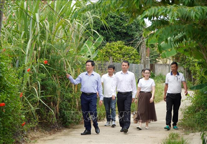Cán bộ xã Tư Nghĩa kiên trì đến từng nhà dân để xác minh thông tin nhân thân của ông Lê Tài. Ảnh: Lê Phước Ngọc - TTXVN