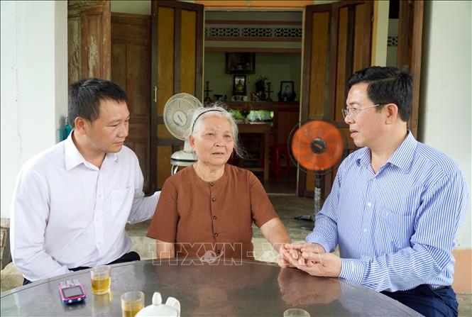Lãnh đạo địa phương xã Tư Nghĩa xác minh thông tin về ông Lê Tài (bí danh Trung Liên) từ bà Hồ Thị Phó, cháu dâu ông Lê Tài. Ảnh: Lê Phước Ngọc - TTXVN