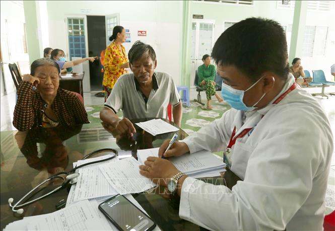 Khám sức khỏe miễn phí cho người dân phường Vị Tân, thành phố Cần Thơ. Ảnh: Duy Khương – TTXVN