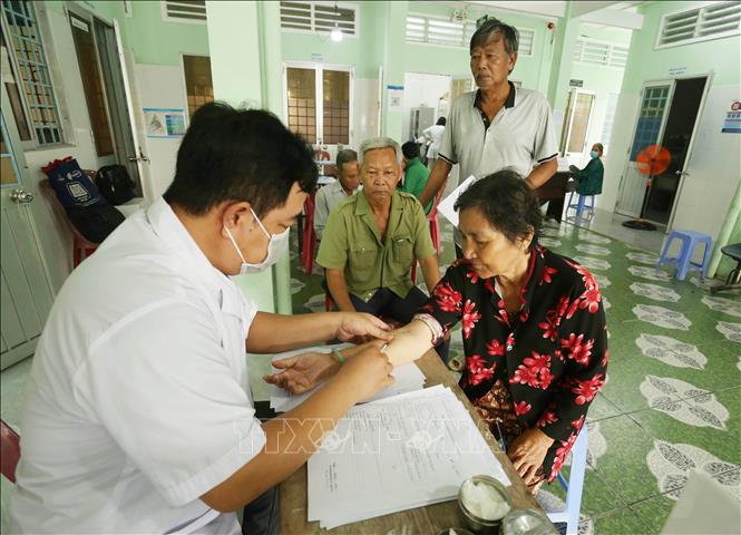 Khám sức khỏe miễn phí cho người dân phường Vị Tân, thành phố Cần Thơ. Ảnh: Duy Khương – TTXVN