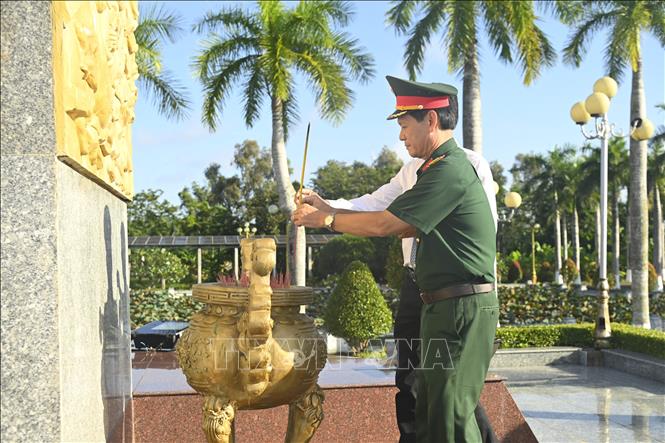 Ban Chỉ đạo 515 tỉnh Cà Mau cùng lãnh đạo chính quyền địa phương đã thành kính dâng hoa, dâng hương tri ân các Anh hùng liệt sĩ. Ảnh: Chanh Đa-TTXVN