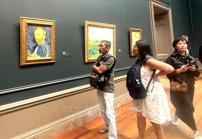 Du khách chiêm ngưỡng bức chân dung tự họa của danh họa Van Gogh tại Bảo tàng Nghệ thuật Quốc gia (National Gallery of Art) ở Washington D.C., Mỹ. Ảnh: Đoàn Hùng - PV TTXVN tại Mỹ