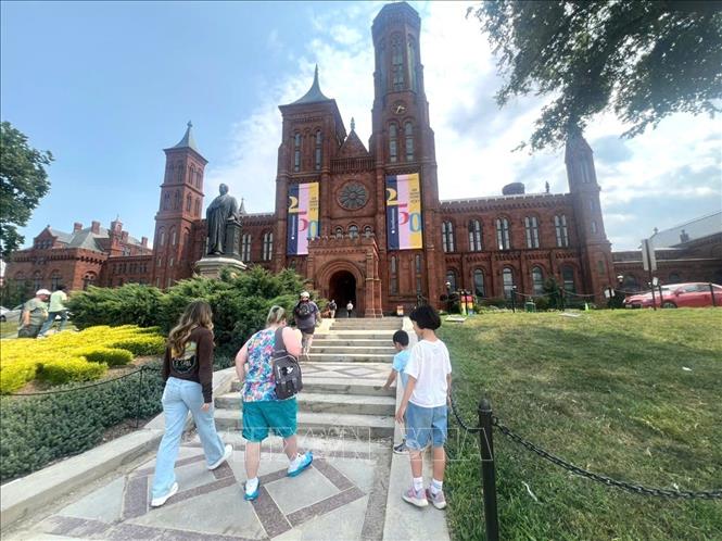 Khách tham quan vào tòa nhà chính của Viện Smithsonian ở thủ đô Washington D.C., Mỹ. Ảnh: Đoàn Hùng - PV TTXVN tại Mỹ