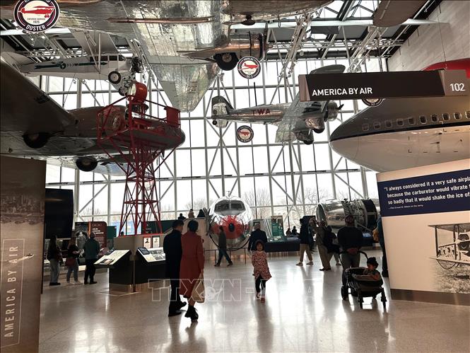 Khu trưng bày lịch sử hàng không tại Bảo tàng Hàng không và Không gian Quốc gia thuộc Viện Smithsonian ở Washington D.C., Mỹ. Ảnh: Đoàn Hùng - PV TTXVN tại Mỹ