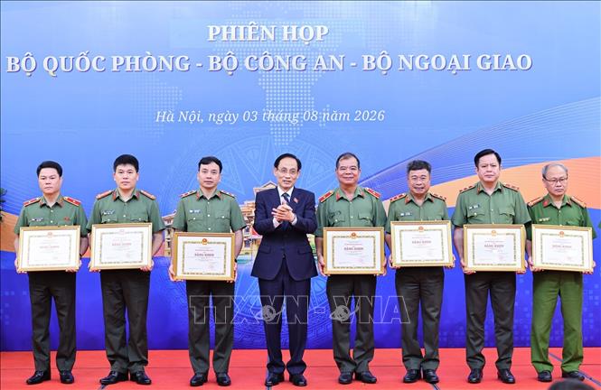 Bộ trưởng Bộ Ngoại giao Lê Hoài Trung trao tặng Bằng khen vì sự nghiệp Ngoại giao Việt Nam cho các tập thể Bộ Công an. Ảnh: Minh Đức – TTXVN