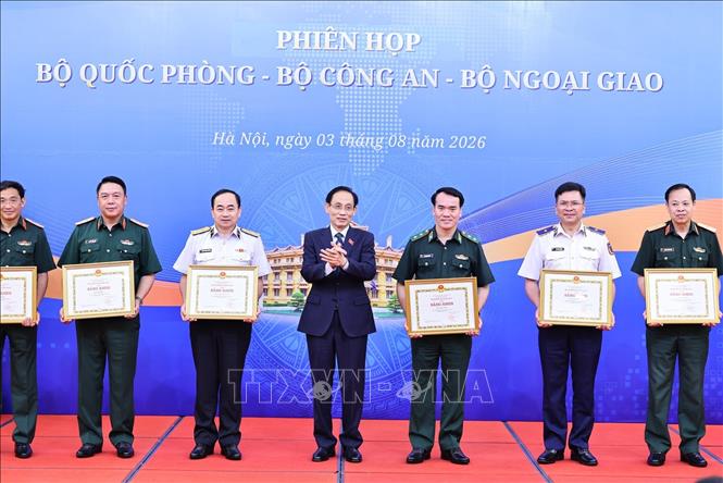 Bộ trưởng Bộ Ngoại giao Lê Hoài Trung trao tặng Bằng khen vì sự nghiệp Ngoại giao Việt Nam cho các tập thể thuộc Bộ Quốc phòng. Ảnh: Minh Đức – TTXVN