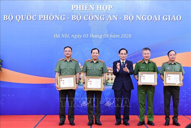 Bộ trưởng Bộ Ngoại giao Lê Hoài Trung trao tặng Kỷ niệm chương vì sự nghiệp Ngoại giao Việt Nam cho các lãnh đạo Bộ Công an. Ảnh: Minh Đức – TTXVN