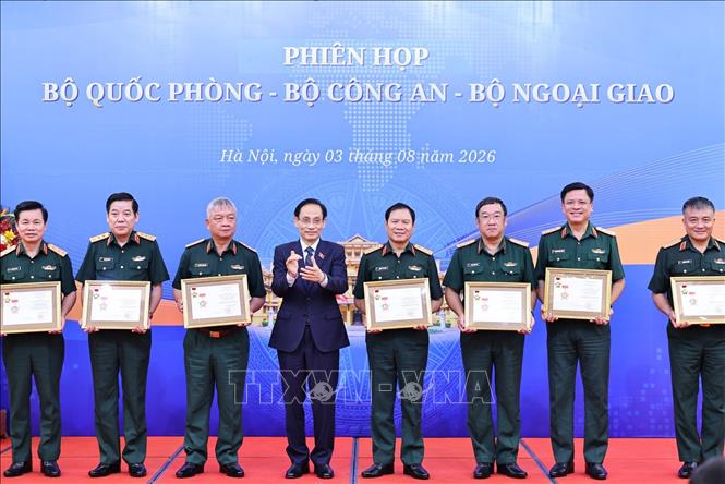 Bộ trưởng Bộ Ngoại giao Lê Hoài Trung trao tặng Kỷ niệm chương vì sự nghiệp Ngoại giao Việt Nam cho các lãnh đạo Bộ Quốc phòng. Ảnh: Minh Đức – TTXVN