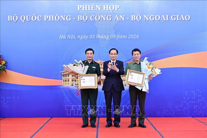 Bộ trưởng Bộ Ngoại giao Lê Hoài Trung trao tặng Kỷ niệm chương vì sự nghiệp Ngoại giao Việt Nam cho Phó Thủ tướng, Bộ trưởng Bộ Quốc phòng, Đại tướng Phan Văn Giang và Bộ trưởng Bộ Công an, Đại tướng Lương Tam Quang. Ảnh: Minh Đức – TTXVN