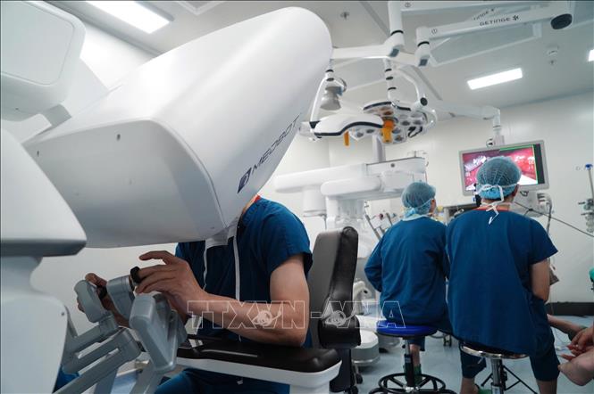 Hình ảnh phòng can thiệp hai chiều bằng robot. Ảnh: Ánh Tuyết - TTXVN