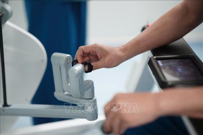 Hình ảnh phòng can thiệp hai chiều bằng robot. Ảnh: Ánh Tuyết - TTXVN